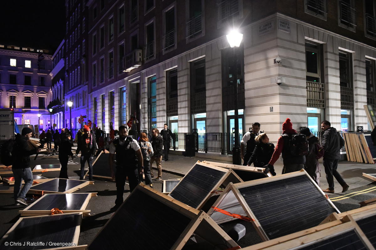 Greenpeace deliver 500 solar panels to BP’s new CEO and shutdown HQ