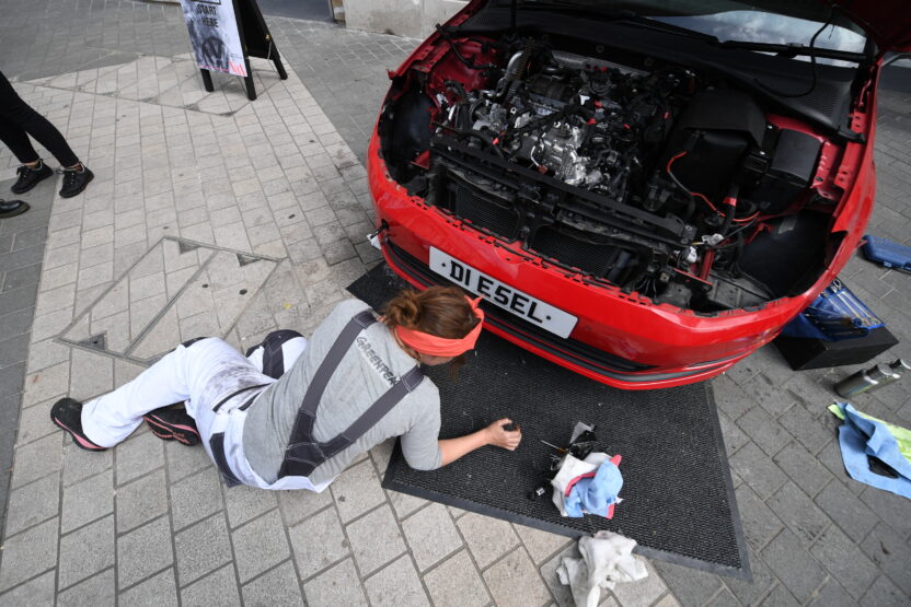 Diesel and petrol car sales must end before 2030 to meet Paris climate agreement, warns report