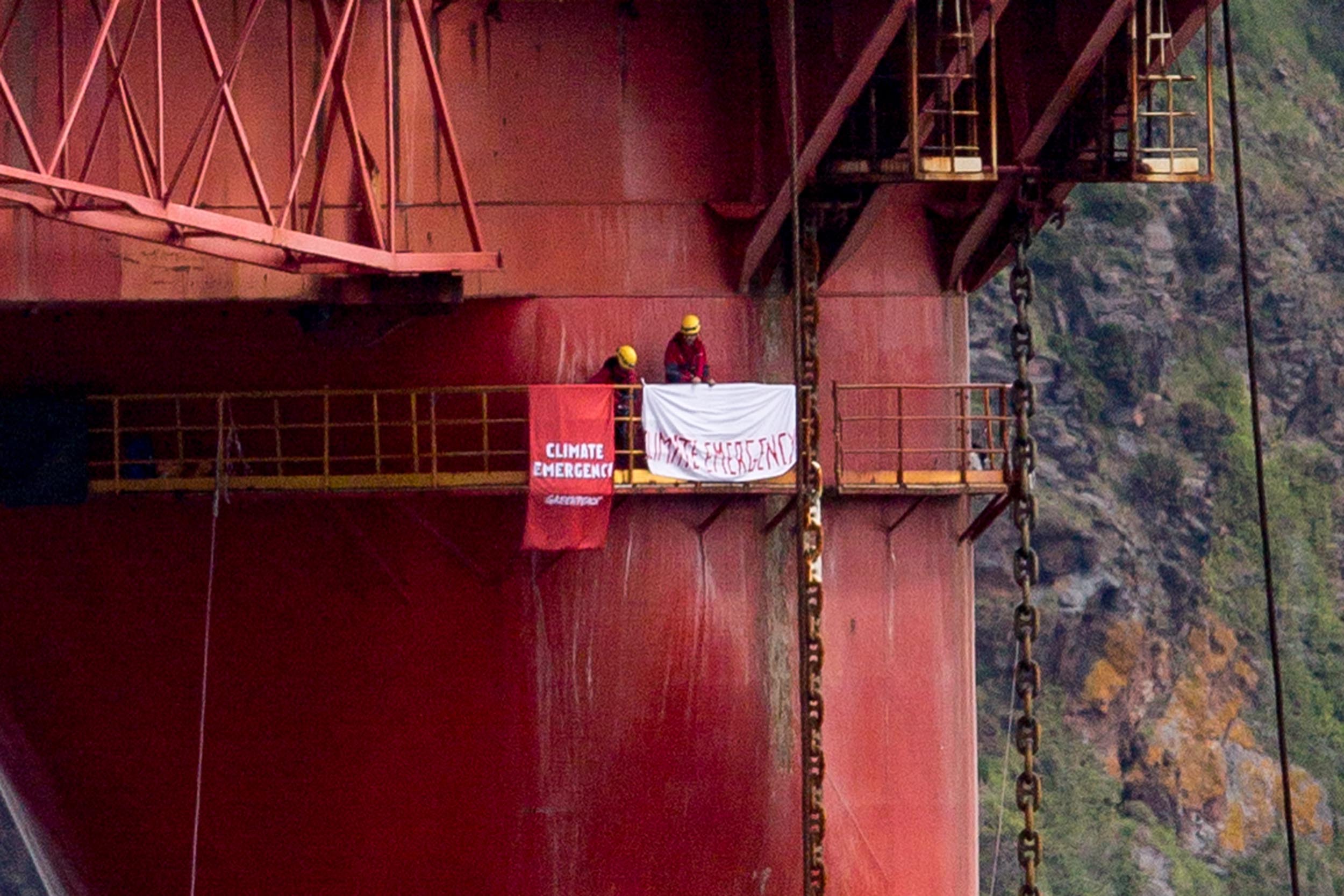 Greenpeace escalates BP rig occupation as new climbers board