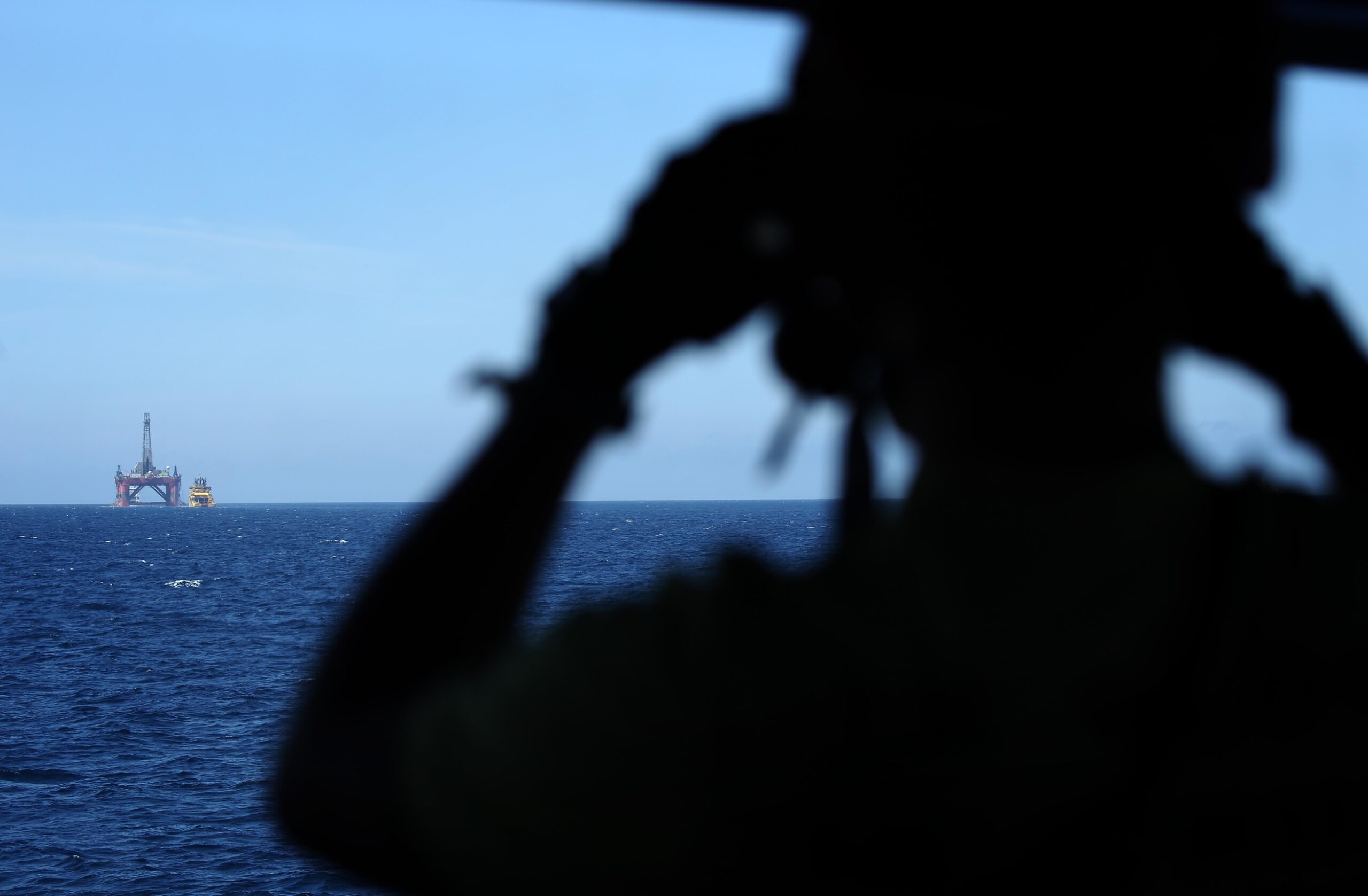 BREAKING – BP oil rig U-turns after failing to shake off Greenpeace ship