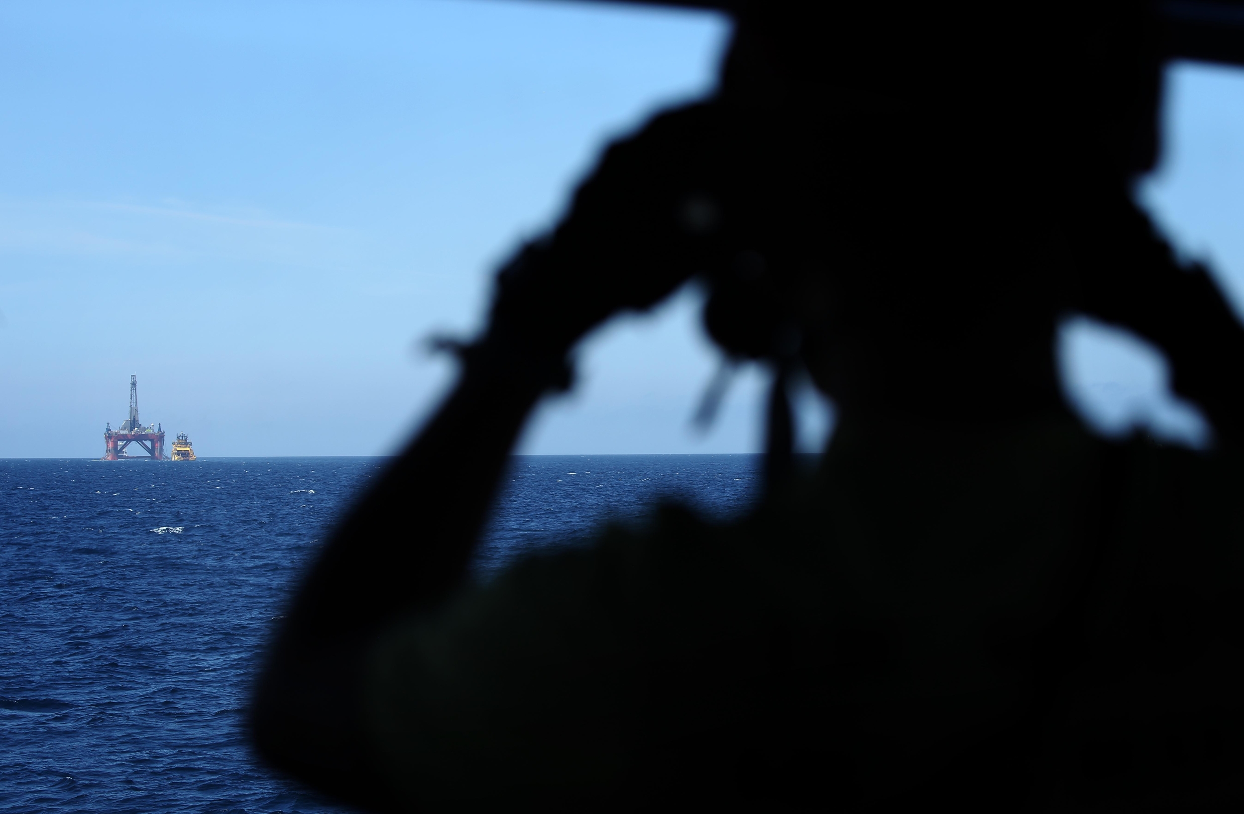 BREAKING – BP oil rig U-turns after failing to shake off Greenpeace ship