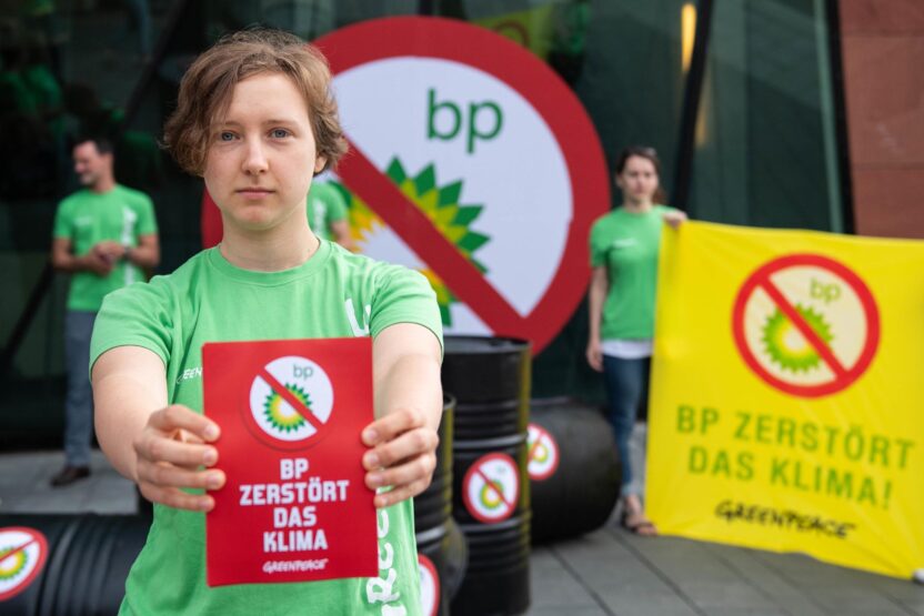 Greenpeace brings BP oil rig standoff to a close with protests across two continents