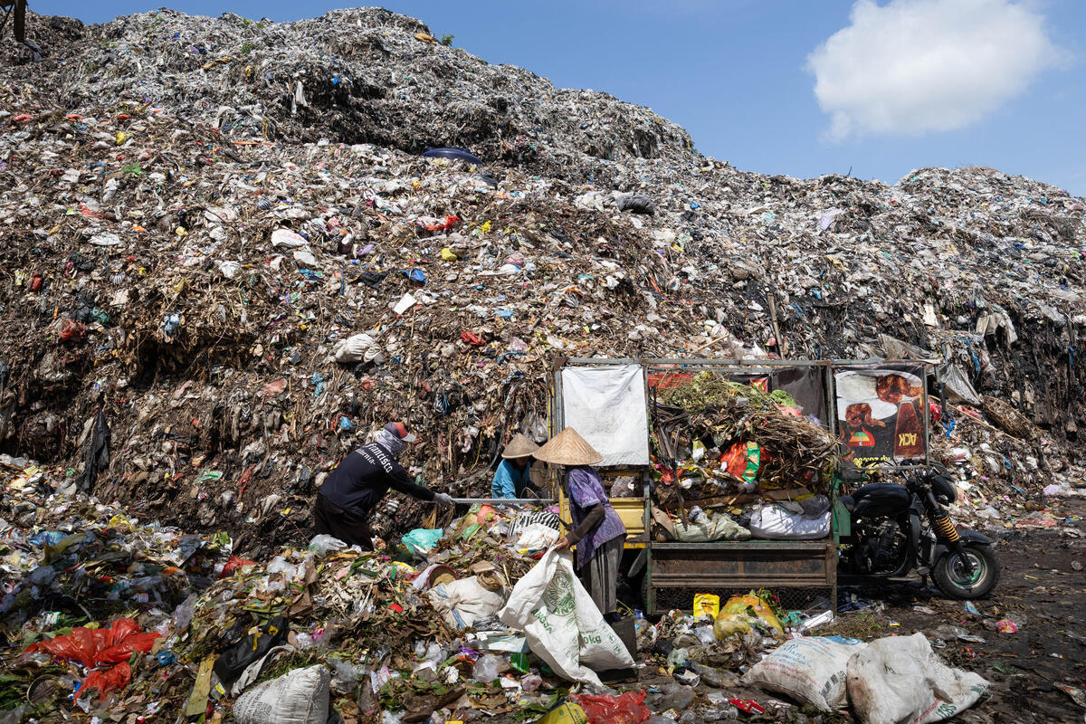 Oil and chemical giants behind ‘end plastic waste’ initiative produced 1,000 times more plastic than it cleaned up