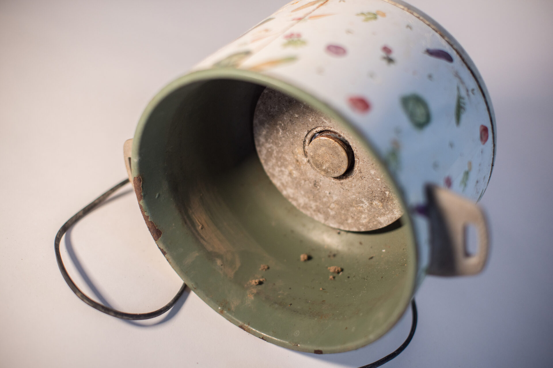 View of a rice cooker with the inside visible